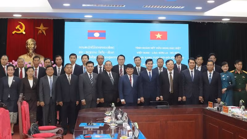 Đoàn đại biểu cấp cao tỉnh Sơn La và Bokeo chụp ảnh lưu niệm. Đoàn đại biểu cấp cao tỉnh Sơn La và Bokeo chụp ảnh lưu niệm.