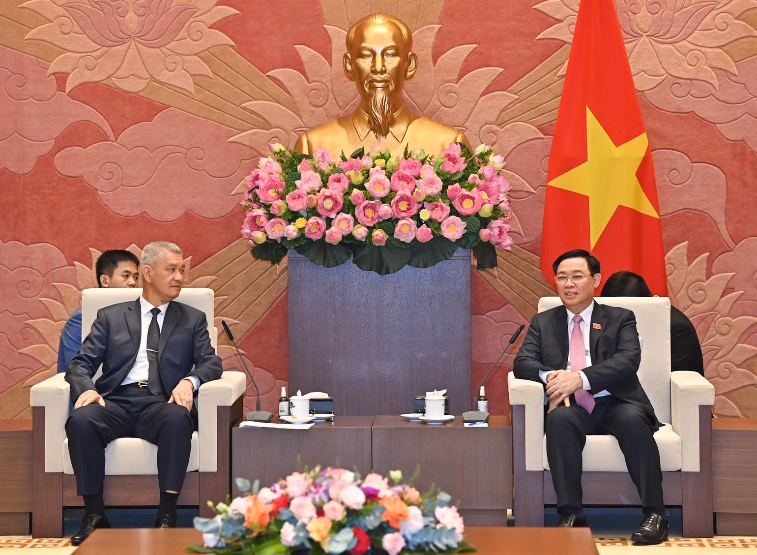 Chủ tịch Quốc hội Vương Đình Huệ và Bí thư Thành ủy, Chủ tịch HĐND Thủ đô Vientiane Anouphap Tounalom tại buổi tiếp.