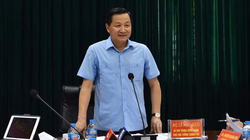 Phó Thủ tướng Lê Minh Khái phát biểu tại cuộc họp với các bộ, ngành, đơn vị liên quan về hai dự án. (Ảnh: baochinhphu.vn)