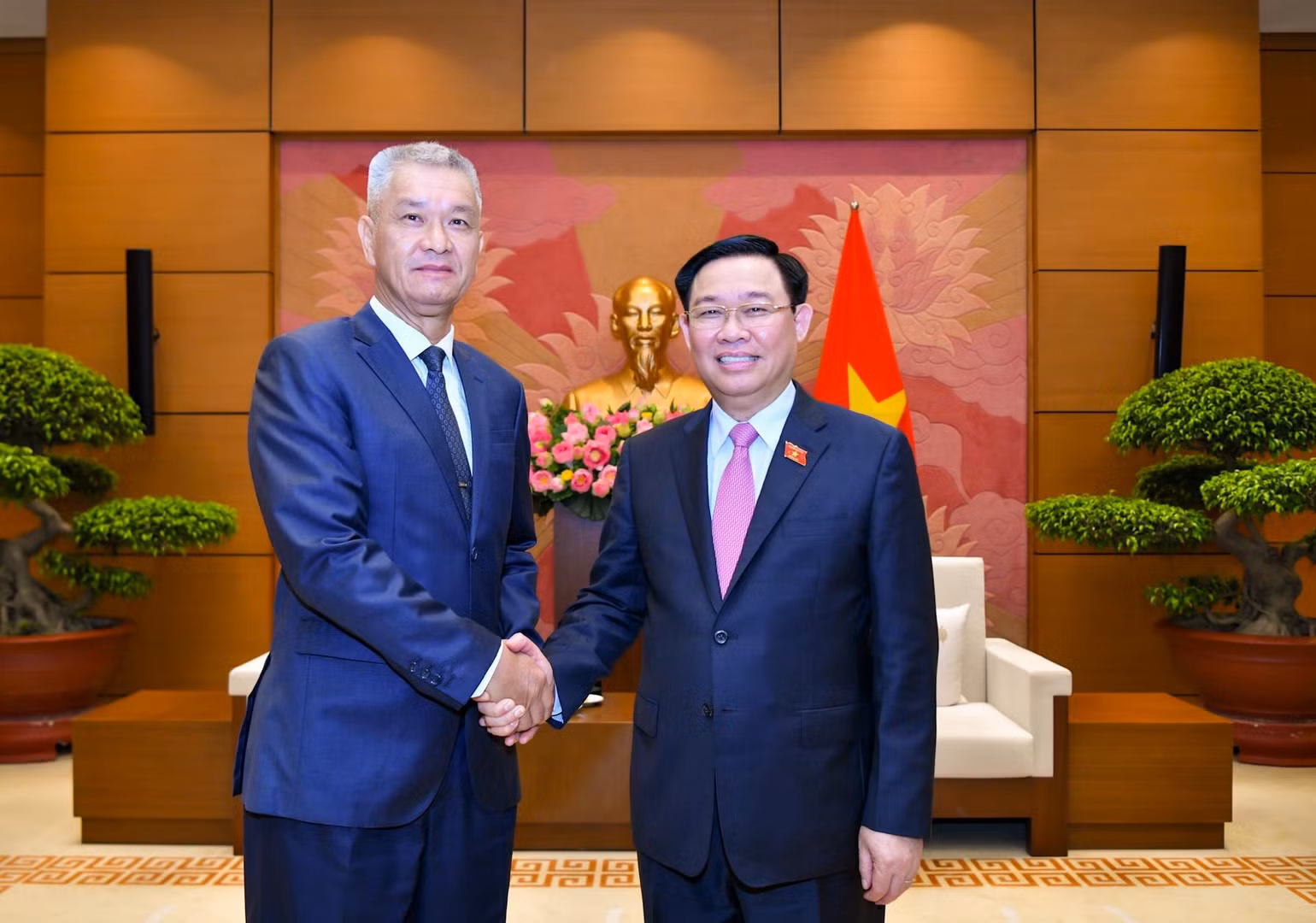 Chủ tịch Quốc hội Vương Đình Huệ vui mừng chào đón đồng chí Anouphap Tounalom, Bí thư Trung ương Đảng, Bí thư Thành ủy, Chủ tịch HĐND Thủ đô Vientiane.