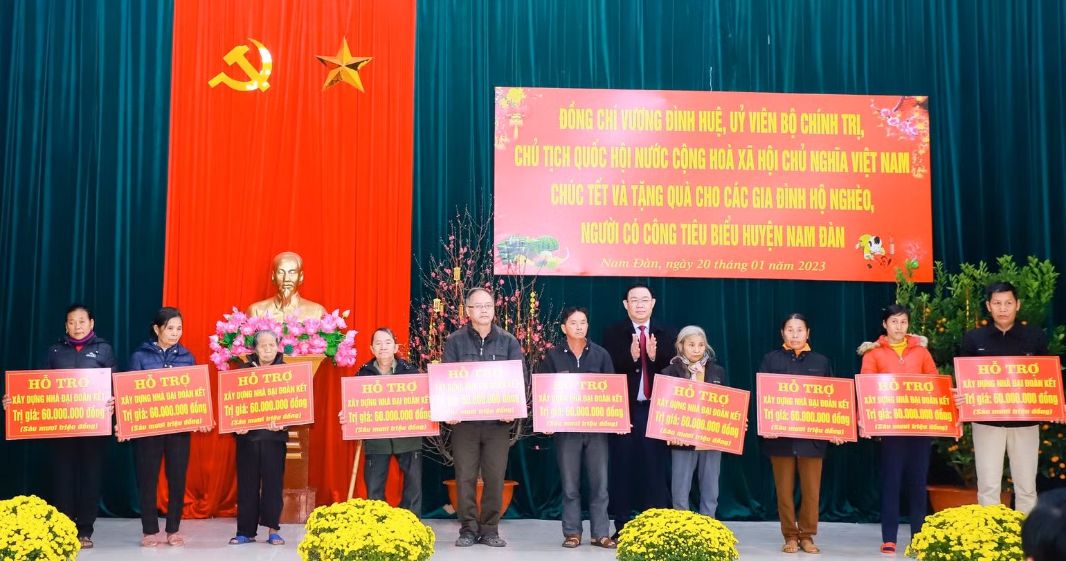 Chủ tịch Quốc hội trao hỗ trợ xây dựng 10 nhà đại đoàn kết. (Ảnh: THÀNH DUY)
