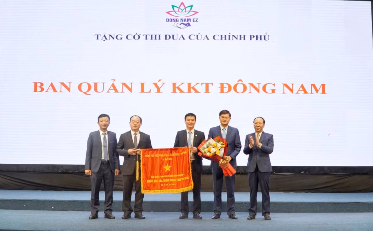 Thừa ủy quyền của Thủ tướng Chính phủ, Phó chủ tịch Ủy ban nhân dân tỉnh Nghệ An Bùi Thanh An đã trao tặng Cờ thi đua của Chính phủ cho Ban quản lý Khu kinh tế Đông Nam. Thừa ủy quyền của Thủ tướng Chính phủ, Phó chủ tịch Ủy ban nhân dân tỉnh Nghệ An Bùi Thanh An đã trao tặng Cờ thi đua của Chính phủ cho Ban quản lý Khu kinh tế Đông Nam.