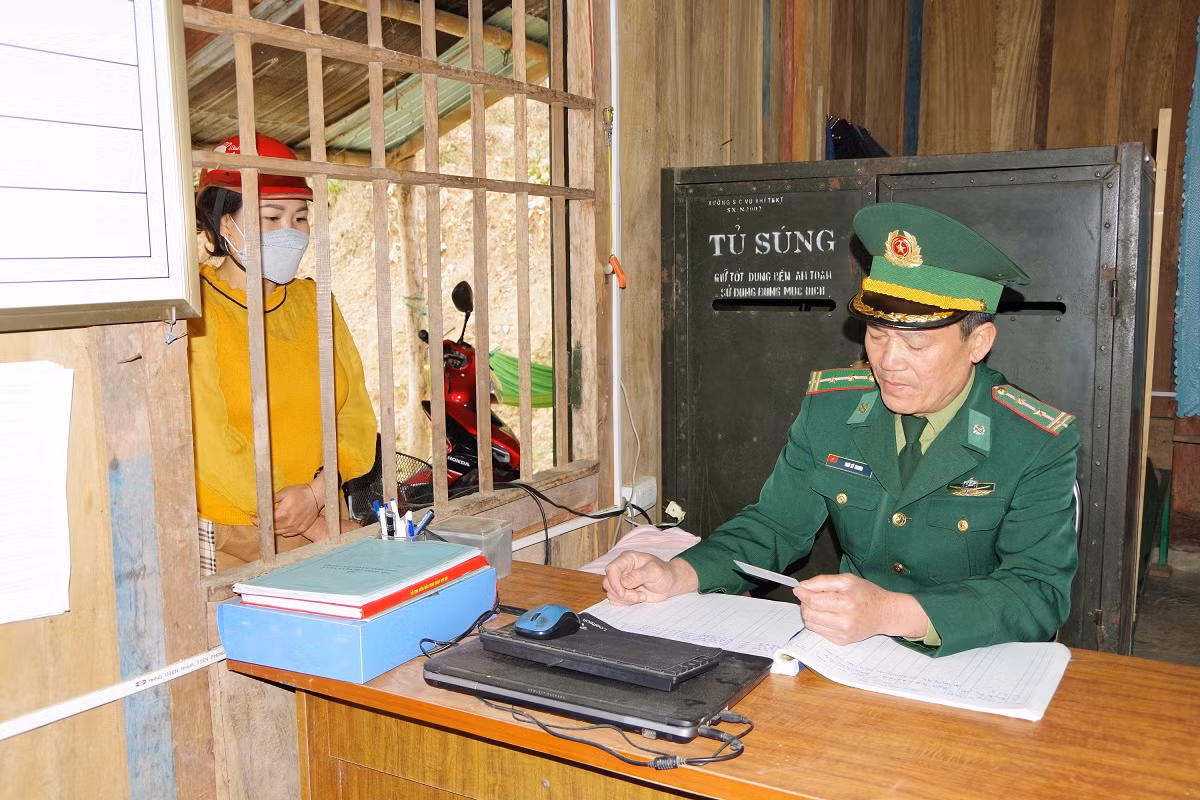 Trung tá Ngô Xuân Thanh đang thực hiện nhiệm vụ làm thủ tục qua lại biên giới cho người dân. Trung tá Ngô Xuân Thanh đang thực hiện nhiệm vụ làm thủ tục qua lại biên giới cho người dân.