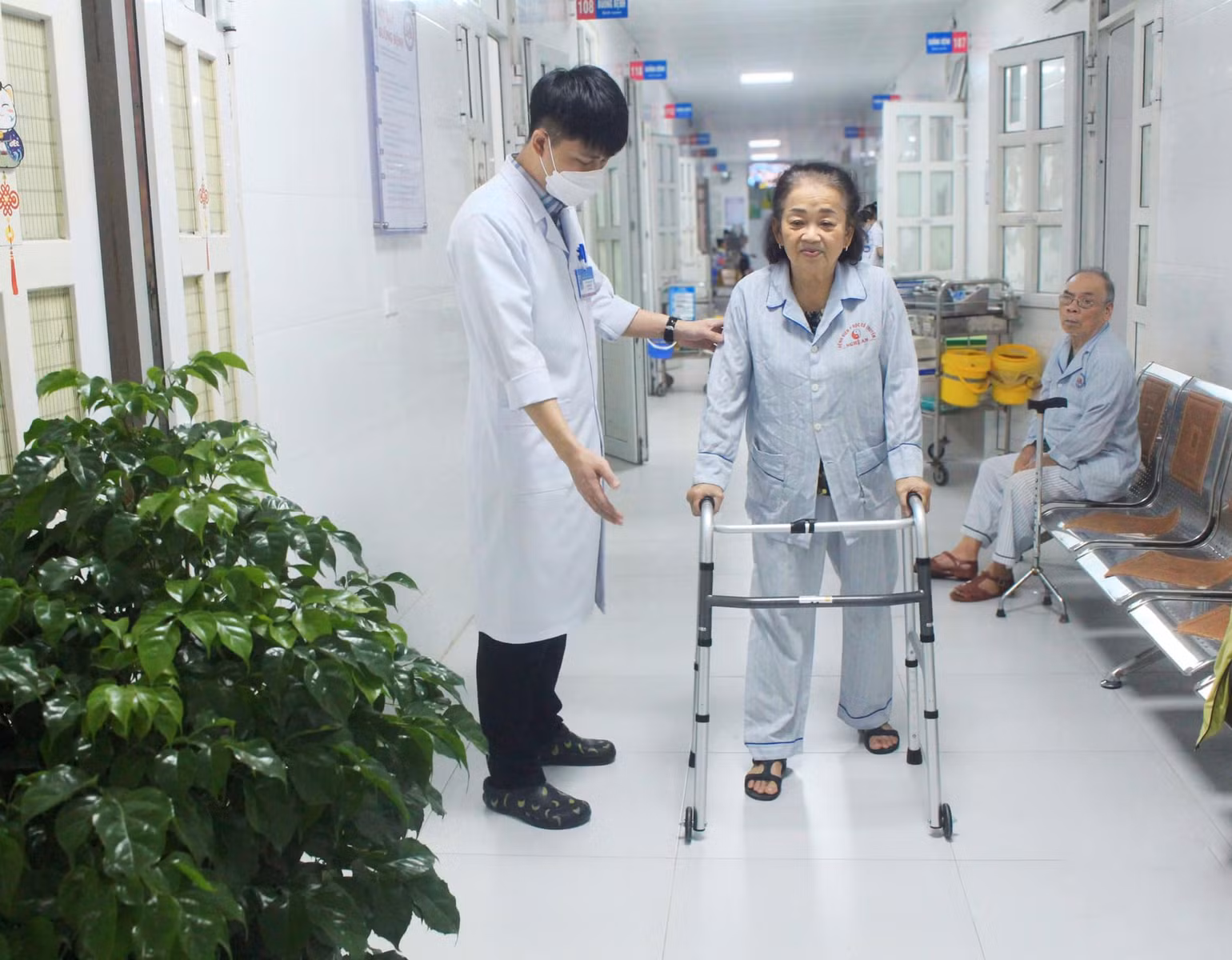Niềm vui khi được rời giường bệnh để tập đi của những người bị tai biến đang điều trị tại Bệnh viện Y học cổ truyền Nghệ An.