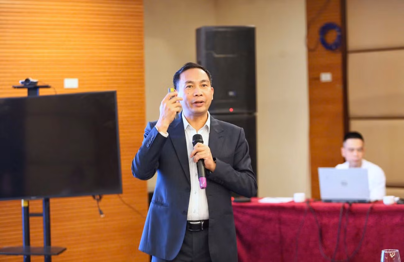 Viện trưởng Viện Sức khỏe môi trường và Phát triển bền vững Phạm Đức Phúc chia sẻ tại hội thảo.