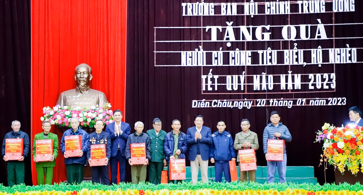 Đồng chí Phan Đình Trạc, Trưởng Ban Nội chính Trung ương và đồng chí Hoàng Nghĩa Hiếu, Phó Bí thư Tỉnh ủy Nghệ An trao tặng quà Tết cho 10 hộ có công tiêu biểu trên địa bàn huyện Diễn Châu. Đồng chí Phan Đình Trạc, Trưởng Ban Nội chính Trung ương và đồng chí Hoàng Nghĩa Hiếu, Phó Bí thư Tỉnh ủy Nghệ An trao tặng quà Tết cho 10 hộ có công tiêu biểu trên địa bàn huyện Diễn Châu.