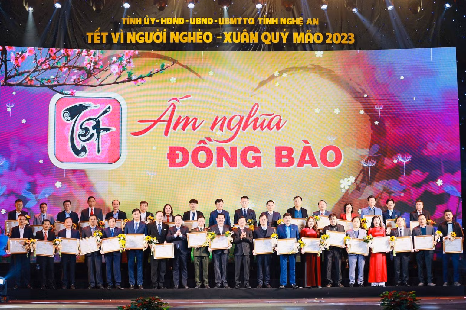 Trao bằng khen và tặng hoa cảm ơn các đơn vị, doanh nghiệp, tổ chức, nhà hảo tâm đã đóng góp, ủng hộ Chương trình Tết Vì người nghèo Xuân Quý Mão 2023. Trao bằng khen và tặng hoa cảm ơn các đơn vị, doanh nghiệp, tổ chức, nhà hảo tâm đã đóng góp, ủng hộ Chương trình Tết Vì người nghèo Xuân Quý Mão 2023.