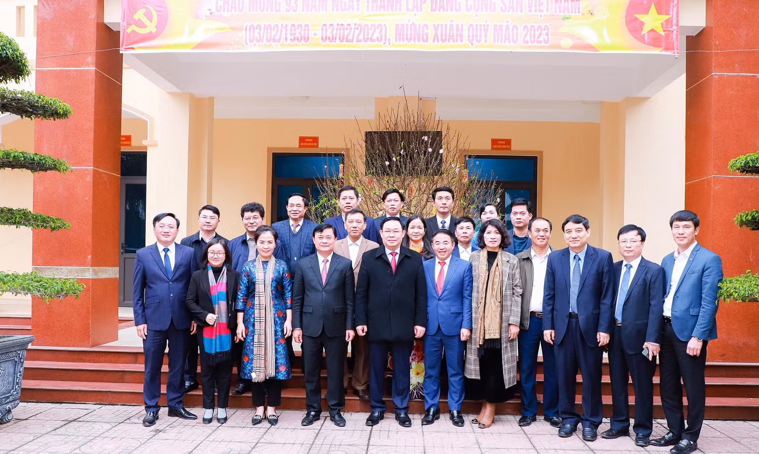 Chủ tịch Quốc hội cùng đoàn công tác chụp ảnh kỷ niệm cùng lãnh đạo huyện Nam Đàn và xã Nam Giang. (Ảnh: THÀNH DUY)