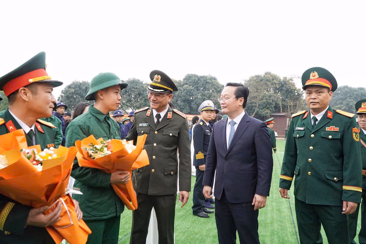Trung tướng Phạm Thế Tùng, Thứ trưởng Công an và Bí thư Tỉnh ủy Nghệ An Nguyễn Đức Trung tặng hoa, tiễn tân binh lên đường nhập ngũ. Trung tướng Phạm Thế Tùng, Thứ trưởng Công an và Bí thư Tỉnh ủy Nghệ An Nguyễn Đức Trung tặng hoa, tiễn tân binh lên đường nhập ngũ.