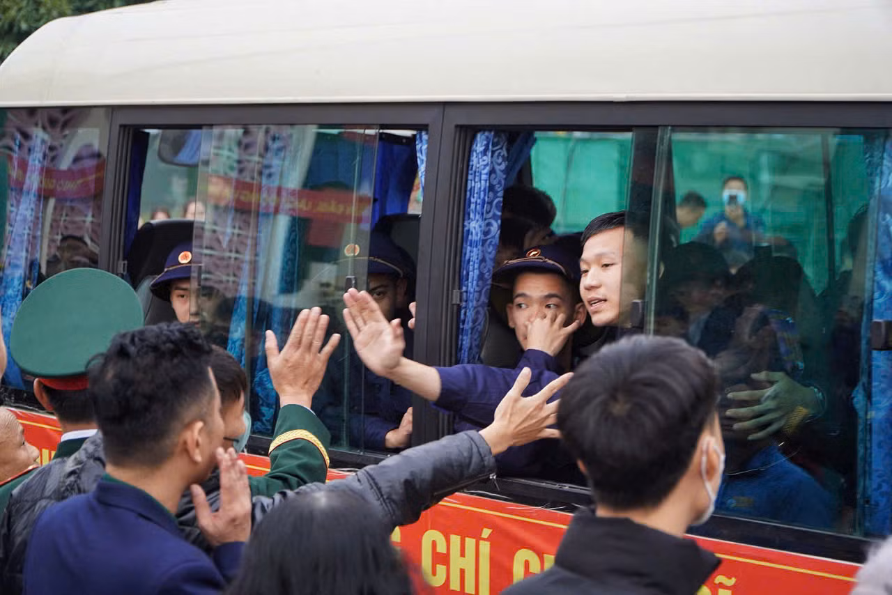 Các tân binh vẫy tay tạm biệt người thân, bạn bè lên đường về đơn vị mới. Các tân binh vẫy tay tạm biệt người thân, bạn bè lên đường về đơn vị mới.