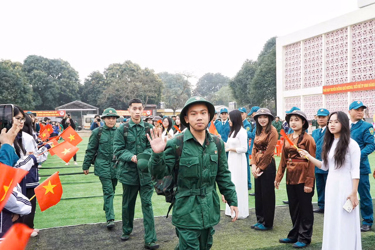 Không khí vui tươi, phấn khởi của ngày hội tòng quân. Không khí vui tươi, phấn khởi của ngày hội tòng quân.