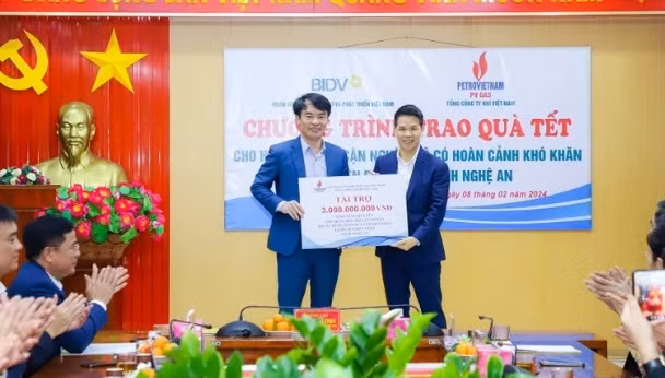 Tổng công ty Khí Việt Nam trao 3 tỷ đồng hỗ trợ xây dựng nhà cho hộ nghèo, cận nghèo, hộ khó khăn về nhà ở Diễn Châu. Tổng công ty Khí Việt Nam trao 3 tỷ đồng hỗ trợ xây dựng nhà cho hộ nghèo, cận nghèo, hộ khó khăn về nhà ở Diễn Châu.