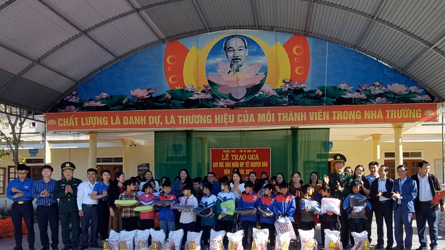 Đồn biên phòng Môn Sơn tặng 65 suất quà Tết cho các em học sinh tộc người thiểu số Đan Lai.