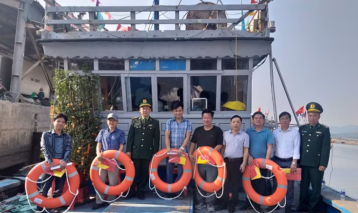 Trao cờ Tổ quốc và phao cho ngư dân.