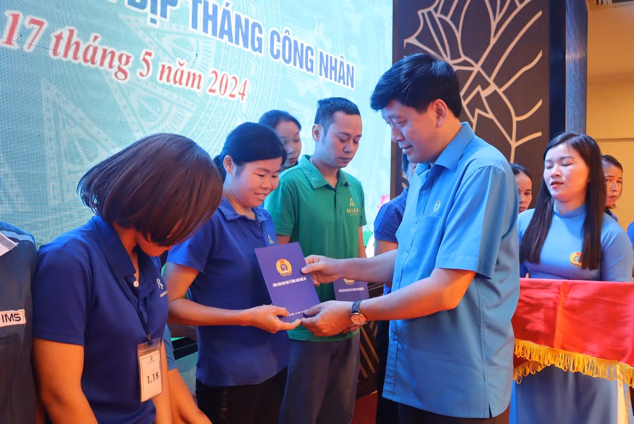 Chủ tịch Liên đoàn Lao động Nghệ An Kha Văn Tám trao quà cho công nhân có hoàn cảnh khó khăn ở Khu kinh tế Đông Nam. (Ảnh: Diệp Thanh) Chủ tịch Liên đoàn Lao động Nghệ An Kha Văn Tám trao quà cho công nhân có hoàn cảnh khó khăn ở Khu kinh tế Đông Nam. (Ảnh: Diệp Thanh)