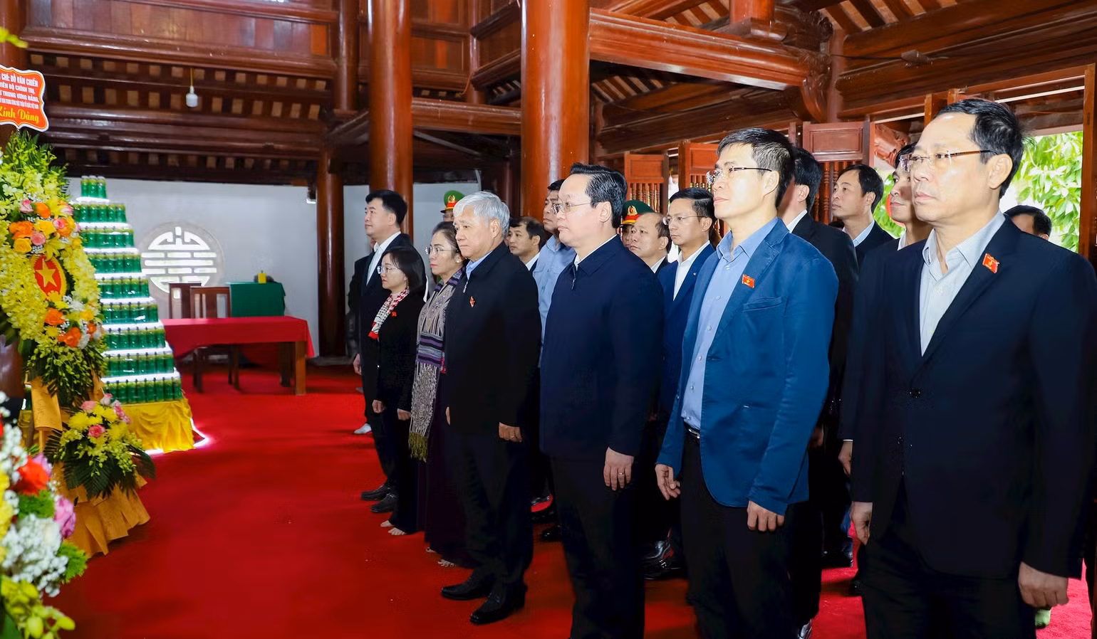 Đồng chí Đỗ Văn Chiến và đoàn công tác dâng hoa, thắp hương tưởng niệm các anh hùng, liệt sĩ tại Nghĩa trang liệt sĩ Quốc tế Việt-Lào. Đồng chí Đỗ Văn Chiến và đoàn công tác dâng hoa, thắp hương tưởng niệm các anh hùng, liệt sĩ tại Nghĩa trang liệt sĩ Quốc tế Việt-Lào.