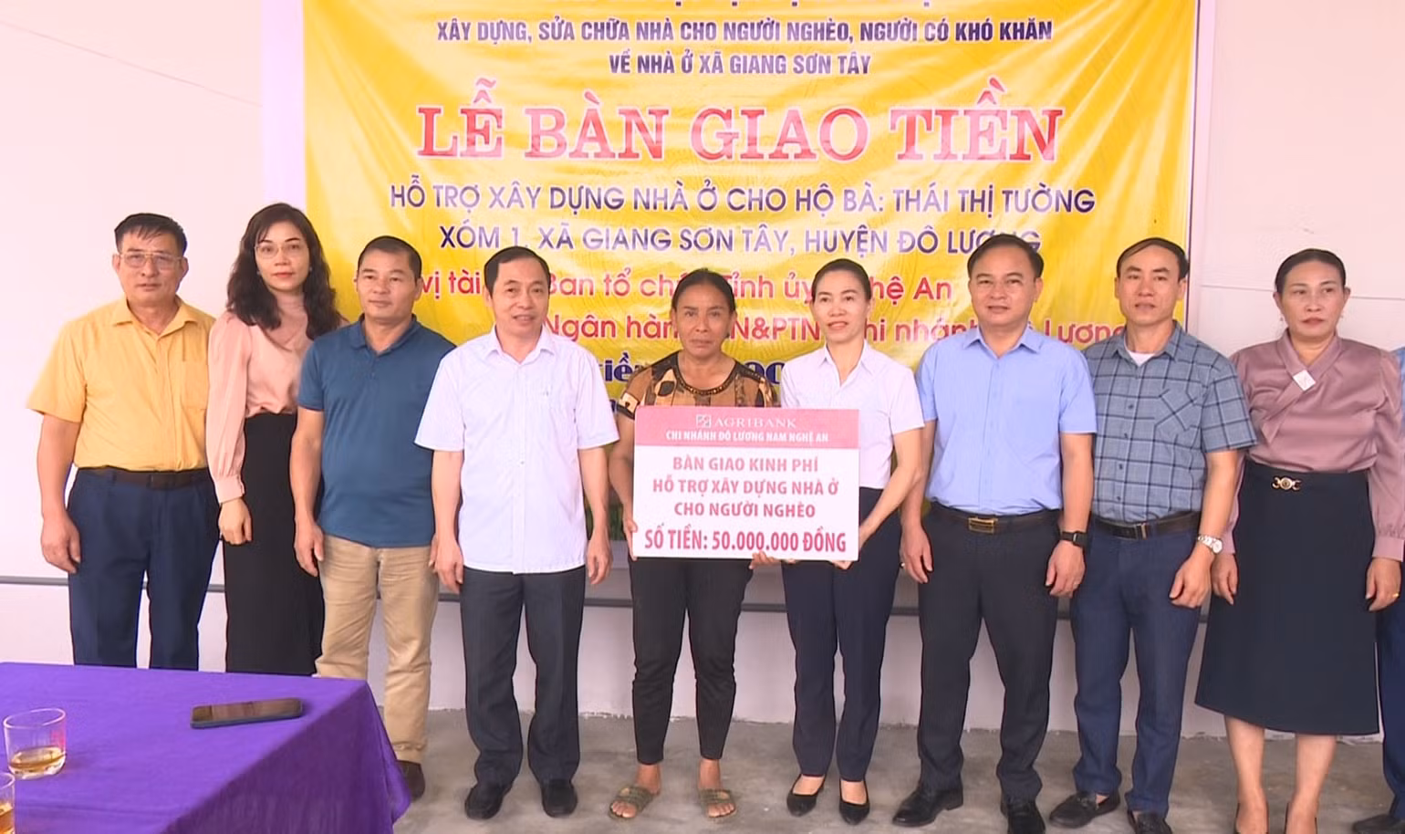 Ban Tổ chức Tỉnh ủy Nghệ An trao tiền hỗ trợ xây nhà cho người nghèo ở xã Giang Sơn Tây, huyện Đô Lương.