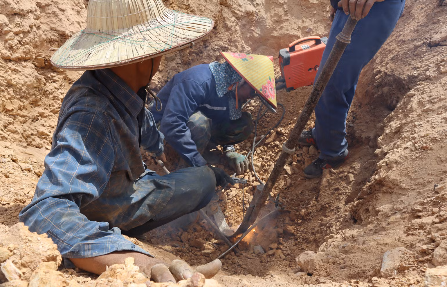 Thực hiện công đoạn hàn tiếp đất cho cột số 302. Thực hiện công đoạn hàn tiếp đất cho cột số 302.