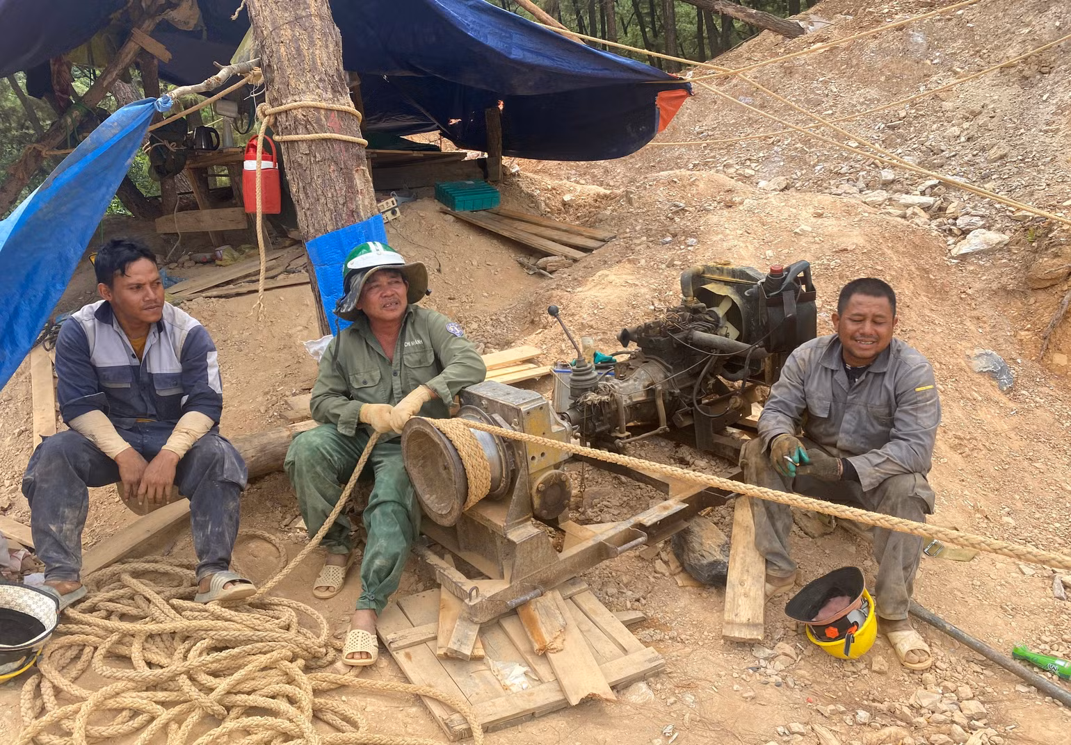 Một nhóm công nhân tranh thủ nghỉ ngơi để tránh bị sốc nhiệt do nắng nóng. Một nhóm công nhân tranh thủ nghỉ ngơi để tránh bị sốc nhiệt do nắng nóng.