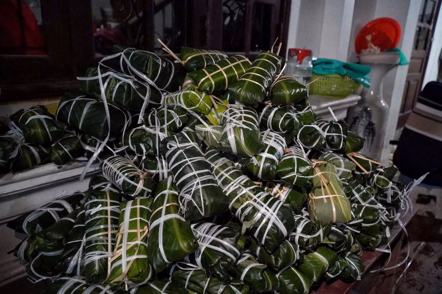 Những chiếc bánh chưng, bánh tét với tất cả tấm lòng của người dân Nghệ An gửi ra vùng bão lũ phía bắc.