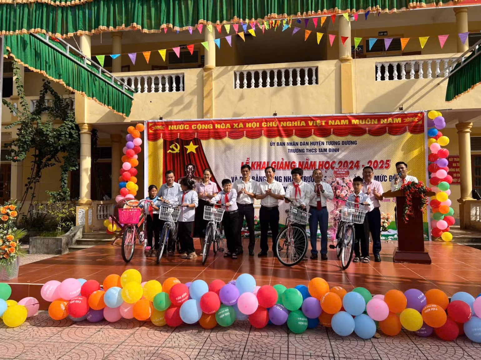 Tặng xe đạp cho học sinh nghèo vượt khó ở Trường THCS Tam Đình. Tặng xe đạp cho học sinh nghèo vượt khó ở Trường THCS Tam Đình.
