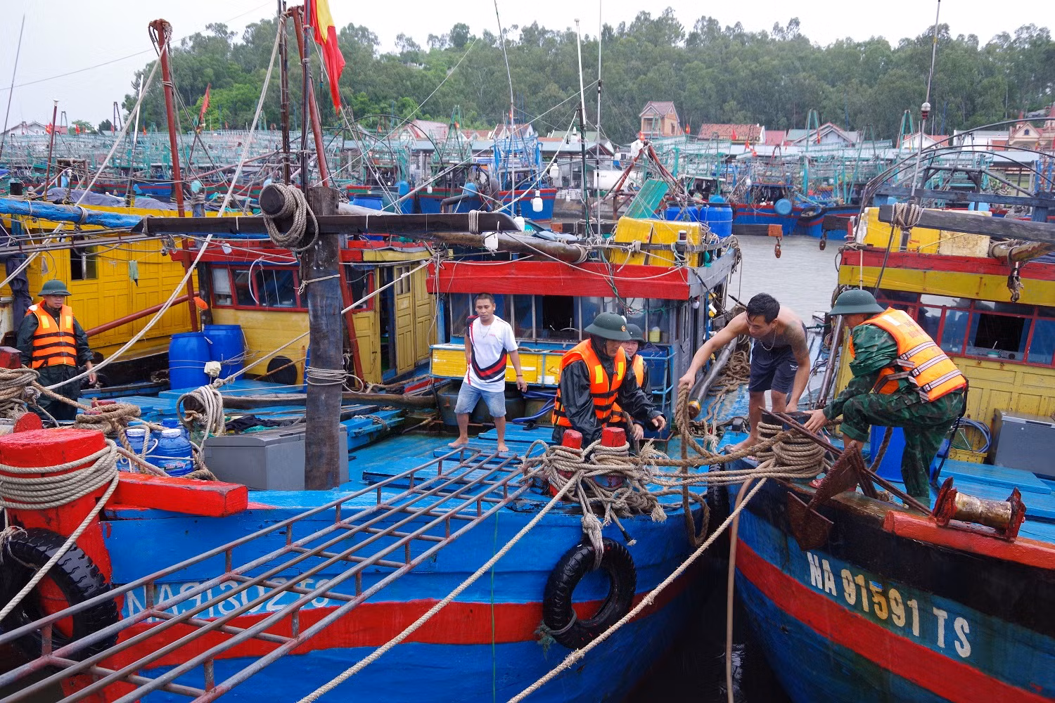 Bộ đội Biên phòng giúp ngư dân chằng buộc tàu tại cảng. Bộ đội Biên phòng giúp ngư dân chằng buộc tàu tại cảng.