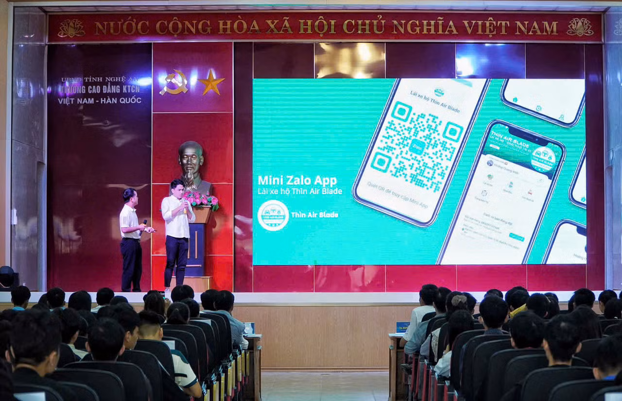 Các tác giả, nhóm tác giả thuyết trình về dự án. Các tác giả, nhóm tác giả thuyết trình về dự án.