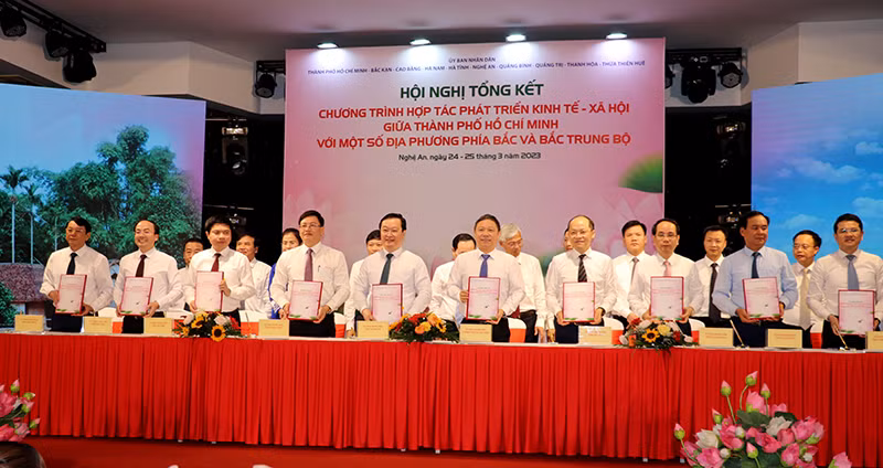 Ký kết Bản thỏa thuận hợp tác phát triển kinh tế, xã hội giữa TP. Hồ Chí Minh và một số địa phương phía bắc và Bắc Trung Bộ đến năm 2025. Ký kết Bản thỏa thuận hợp tác phát triển kinh tế, xã hội giữa TP. Hồ Chí Minh và một số địa phương phía bắc và Bắc Trung Bộ đến năm 2025.