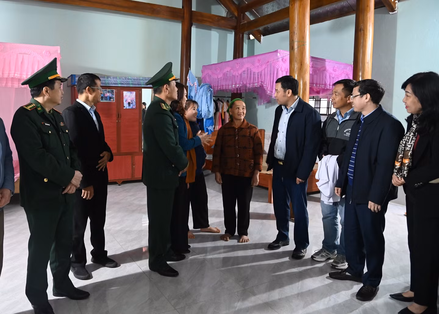 Tặng nhà đại đoàn kết và thăm hỏi, động viên gia đình bà Già Chống Lầu. Tặng nhà đại đoàn kết và thăm hỏi, động viên gia đình bà Già Chống Lầu.