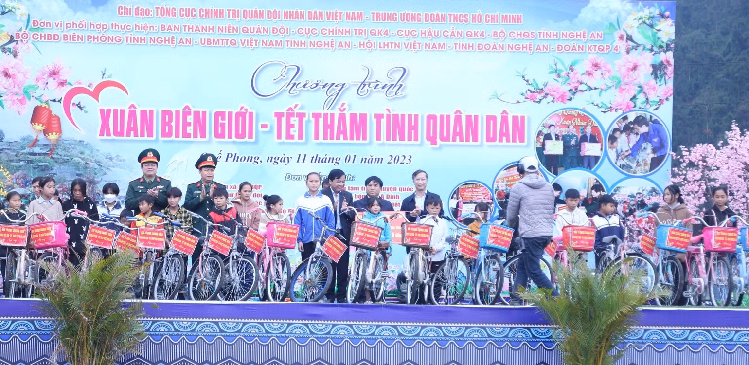 Tặng xe đạp cho học sinh nghèo, vượt khó học giỏi.