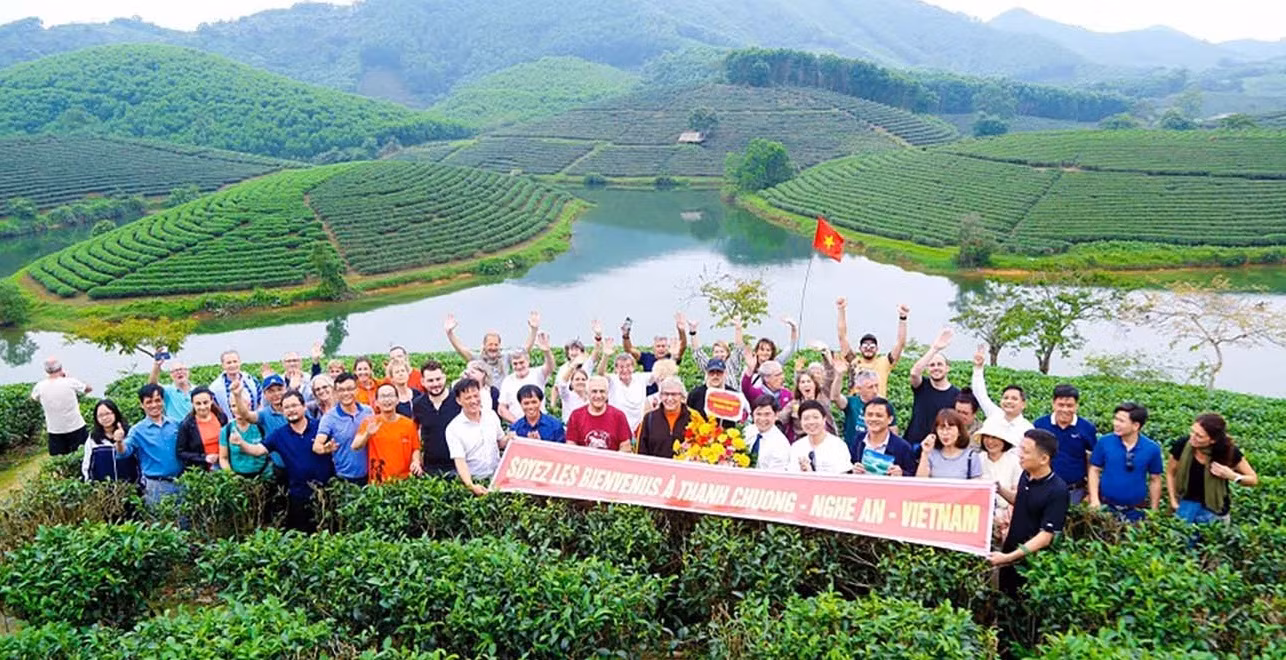 Du khách quốc tế đến tham quan Đảo Chè (Thanh Chương). Ảnh: Đình Tuyên Du khách quốc tế đến tham quan Đảo Chè (Thanh Chương). Ảnh: Đình Tuyên