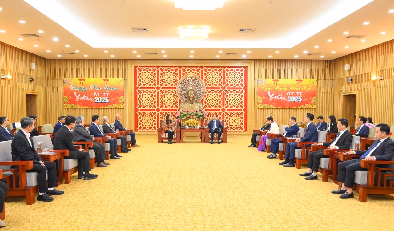 Lãnh đạo tỉnh Nghệ An làm việc với tập đoàn WHA Thái Lan. (Ảnh: THÀNH CƯỜNG) Lãnh đạo tỉnh Nghệ An làm việc với tập đoàn WHA Thái Lan. (Ảnh: THÀNH CƯỜNG)