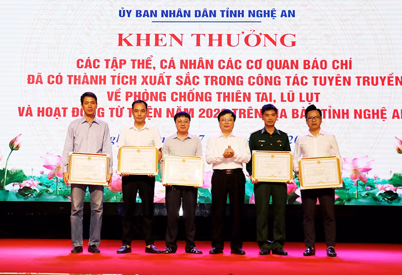 Lãnh đạo tỉnh Nghệ An khen thưởng các nhà báo làm tốt công tác tuyên truyền về phòng, chống thiên tai năm 2022.