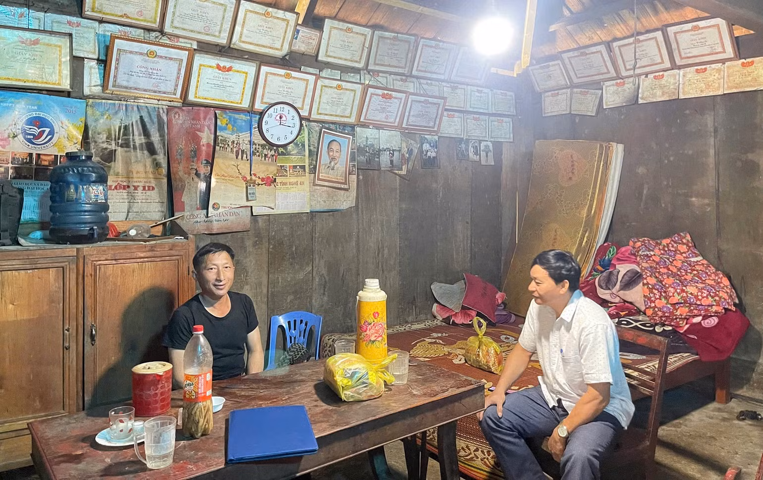 Các giáo viên phải đến từng bản xa, gặp từng phụ huynh để nắm tình hình học sinh và yêu cầu đưa các em đến tựu trường đúng ngày.
