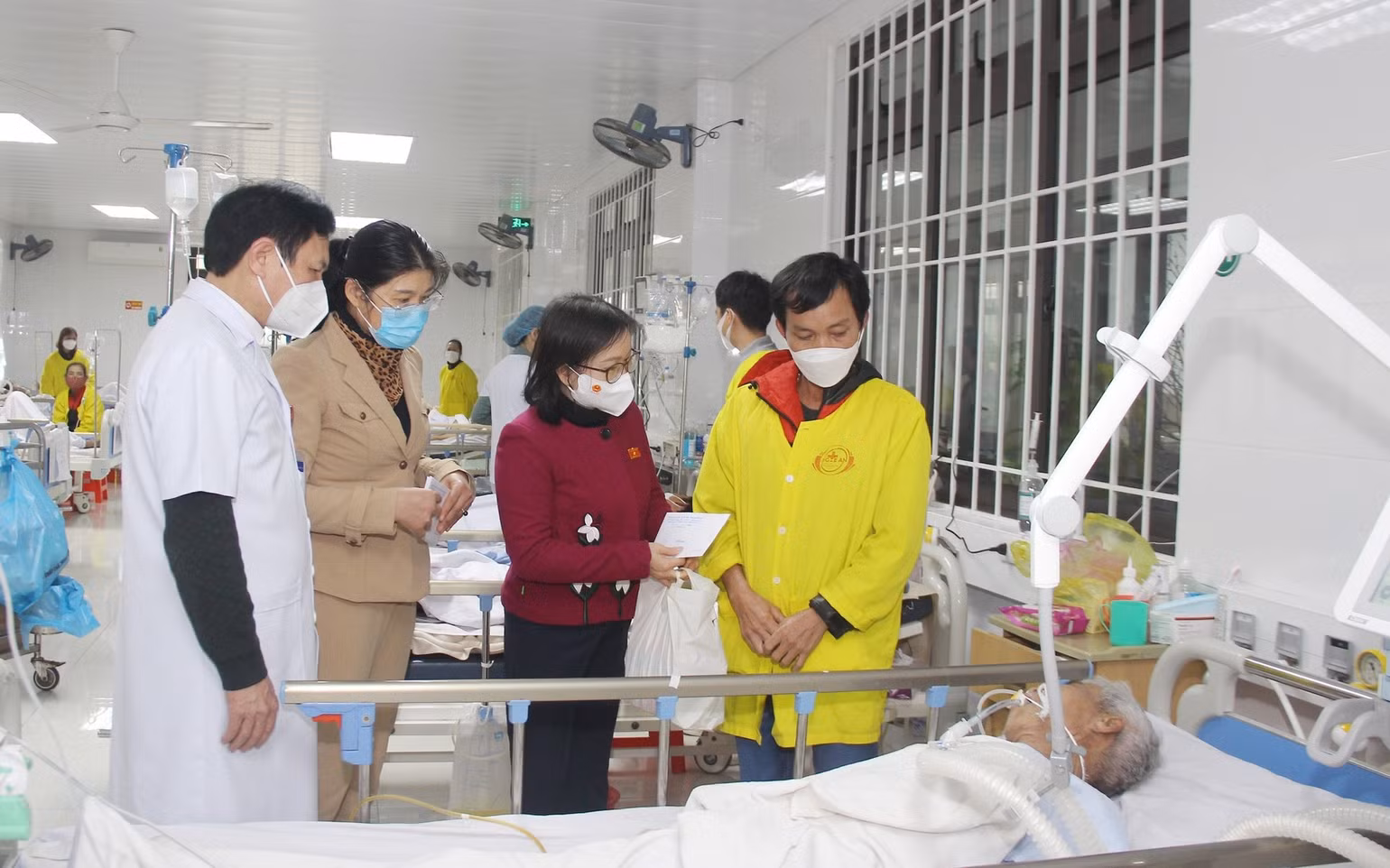 Thăm hỏi, tặng quà cho bệnh nhân đang điều trị tại Bệnh viện Hữu nghị Đa khoa tỉnh Nghệ An Thăm hỏi, tặng quà cho bệnh nhân đang điều trị tại Bệnh viện Hữu nghị Đa khoa tỉnh Nghệ An