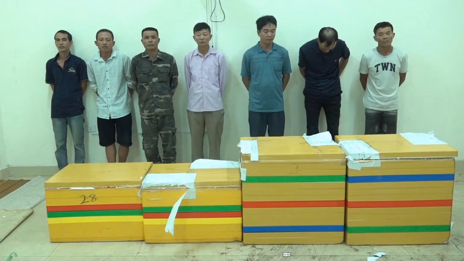 Các đối tượng bị bắt giữ cùng pháo lậu được ngụy trang trong các thùng xốp để vận chuyển. Các đối tượng bị bắt giữ cùng pháo lậu được ngụy trang trong các thùng xốp để vận chuyển.