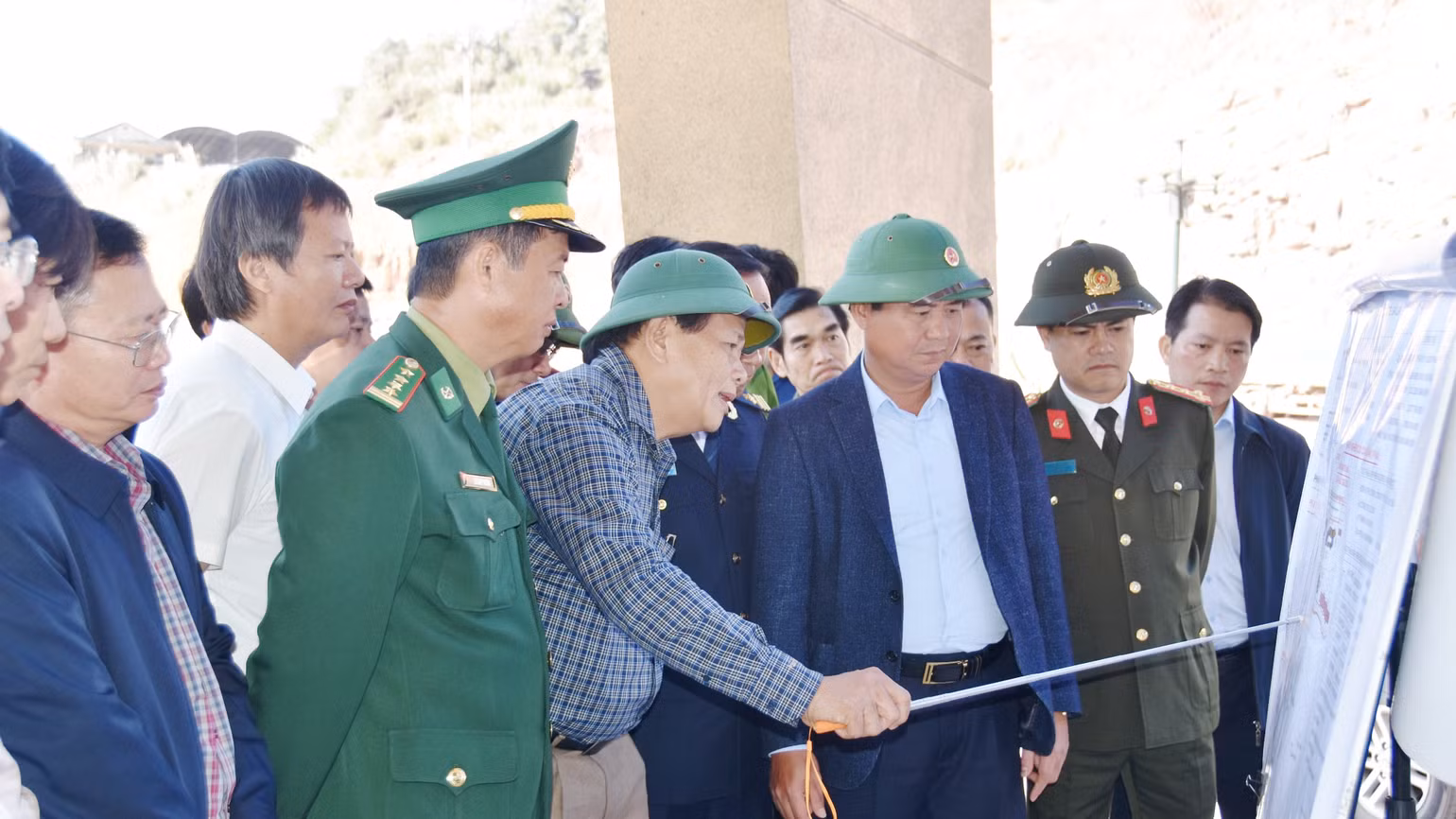 Và nghe các đơn vị báo cáo các dự án cơ sở hạ tầng triển khai tại khu vực cửa khẩu quốc tế La Lay. Và nghe các đơn vị báo cáo các dự án cơ sở hạ tầng triển khai tại khu vực cửa khẩu quốc tế La Lay.
