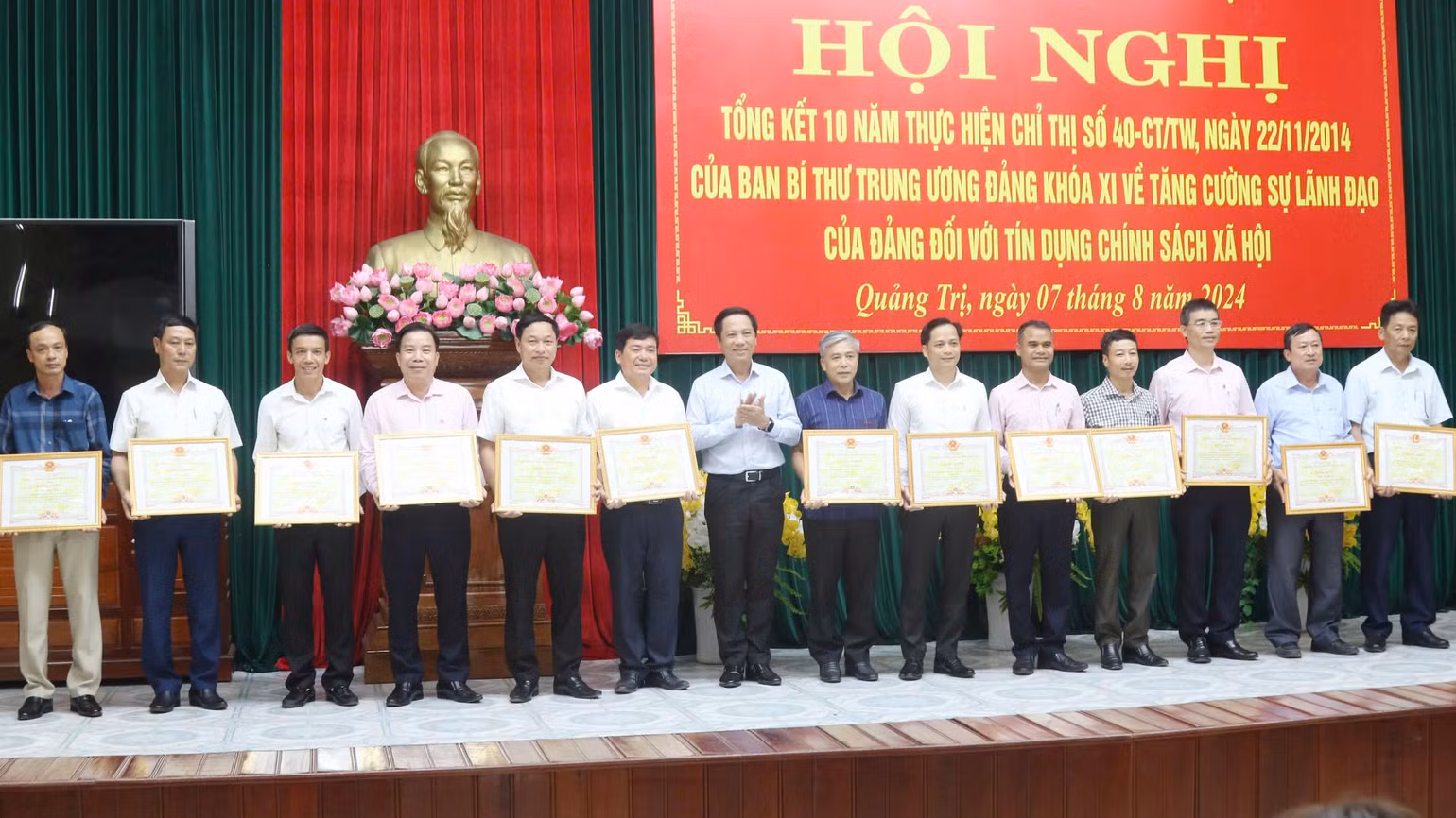 Phó Chủ tịch Ủy ban nhân dân tỉnh Quảng Trị Hoàng Nam trao Bằng khen của Chủ tịch Ủy ban nhân dân tỉnh cho các cá nhân có thành tích xuất sắc trong thực hiện Chỉ thị 40. Phó Chủ tịch Ủy ban nhân dân tỉnh Quảng Trị Hoàng Nam trao Bằng khen của Chủ tịch Ủy ban nhân dân tỉnh cho các cá nhân có thành tích xuất sắc trong thực hiện Chỉ thị 40.