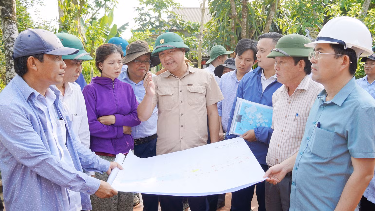 Lãnh đạo tỉnh Quảng Trị giải thích cho người dân hiểu hơn những chủ trương, chính sách của Nhà nước, luôn không để người dân bị thiệt thòi khi phải di dời nhằm phục vụ công trình trọng điểm quốc gia. Lãnh đạo tỉnh Quảng Trị giải thích cho người dân hiểu hơn những chủ trương, chính sách của Nhà nước, luôn không để người dân bị thiệt thòi khi phải di dời nhằm phục vụ công trình trọng điểm quốc gia.