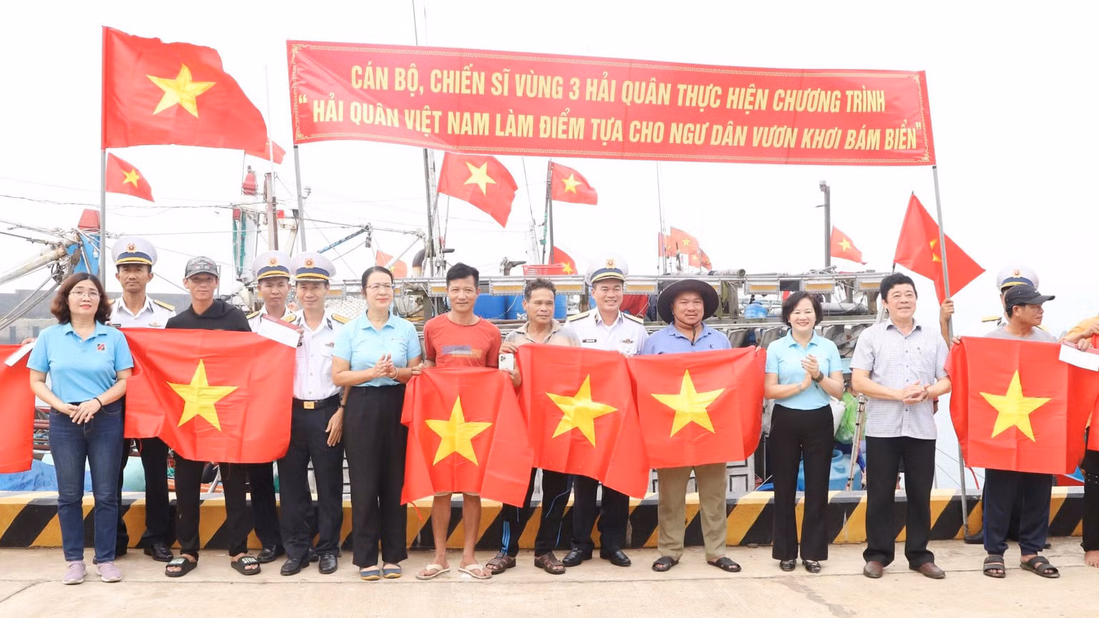 Đoàn công tác tặng cờ Tổ quốc và quà cho các tàu cá ngư dân tại huyện đảo Cồn Cỏ. Đoàn công tác tặng cờ Tổ quốc và quà cho các tàu cá ngư dân tại huyện đảo Cồn Cỏ.