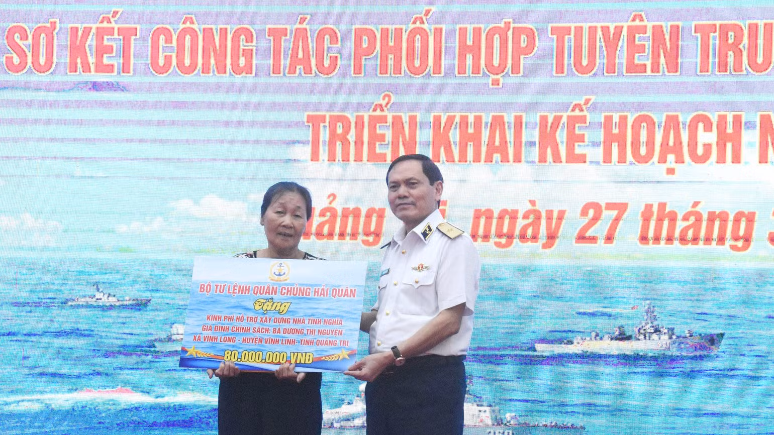 Vùng 3 Hải quân trao kinh phí xây dựng nhà tình nghĩa cho bà Dương Thị Nguyện, vợ liệt sĩ ở xã Vĩnh Long, huyện Vĩnh Linh. Vùng 3 Hải quân trao kinh phí xây dựng nhà tình nghĩa cho bà Dương Thị Nguyện, vợ liệt sĩ ở xã Vĩnh Long, huyện Vĩnh Linh.