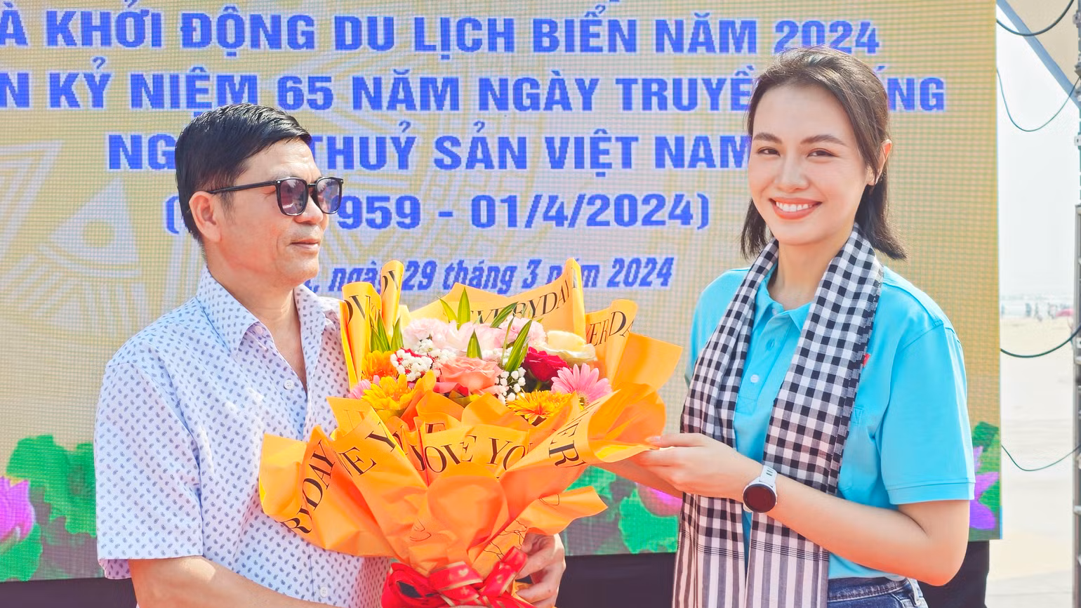 Á hậu Hoàn vũ Thủy Tiên tặng hoa cho khách du lịch tại biển Cửa Việt. Á hậu Hoàn vũ Thủy Tiên tặng hoa cho khách du lịch tại biển Cửa Việt.