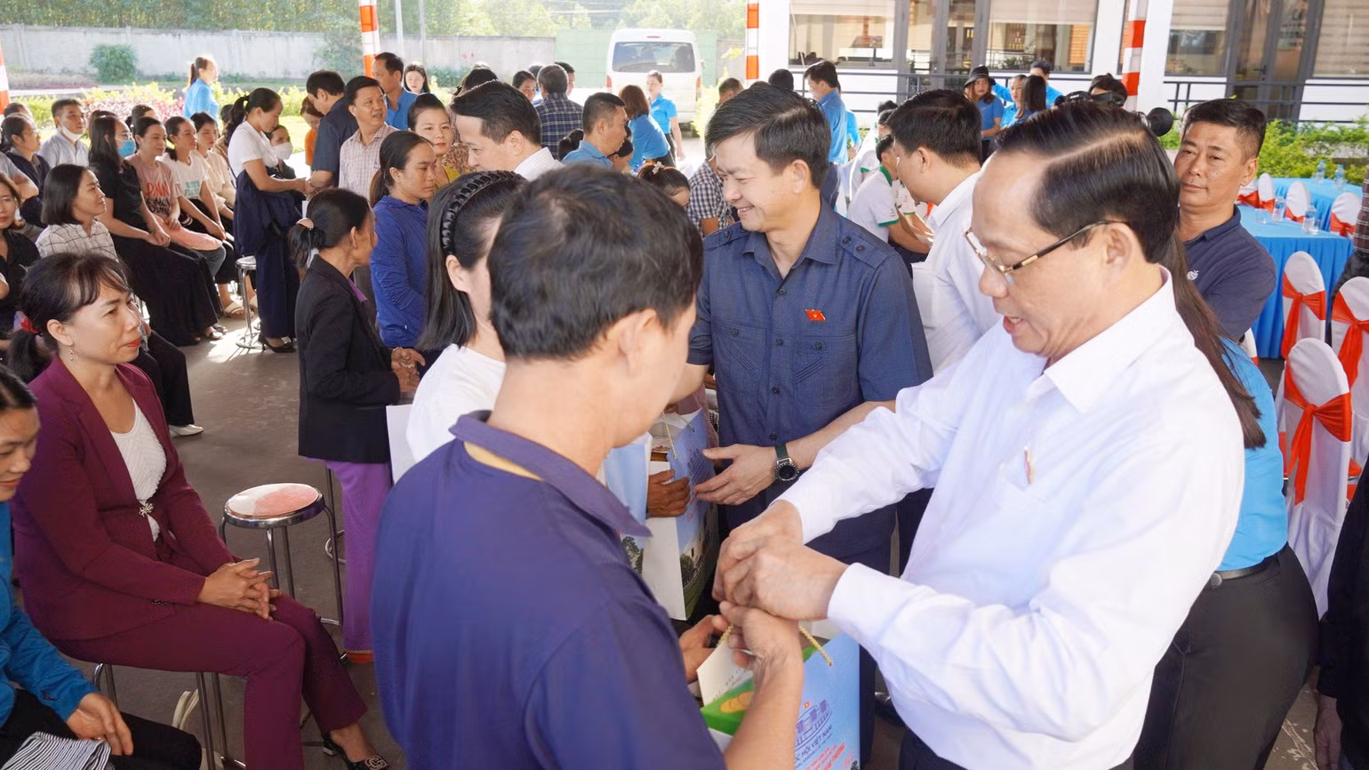 Phó Chủ tịch Quốc hội Thượng tướng Trần Quang Phương tặng quà Tết cho công nhân có hoàn cảnh khó khăn. Phó Chủ tịch Quốc hội Thượng tướng Trần Quang Phương tặng quà Tết cho công nhân có hoàn cảnh khó khăn.