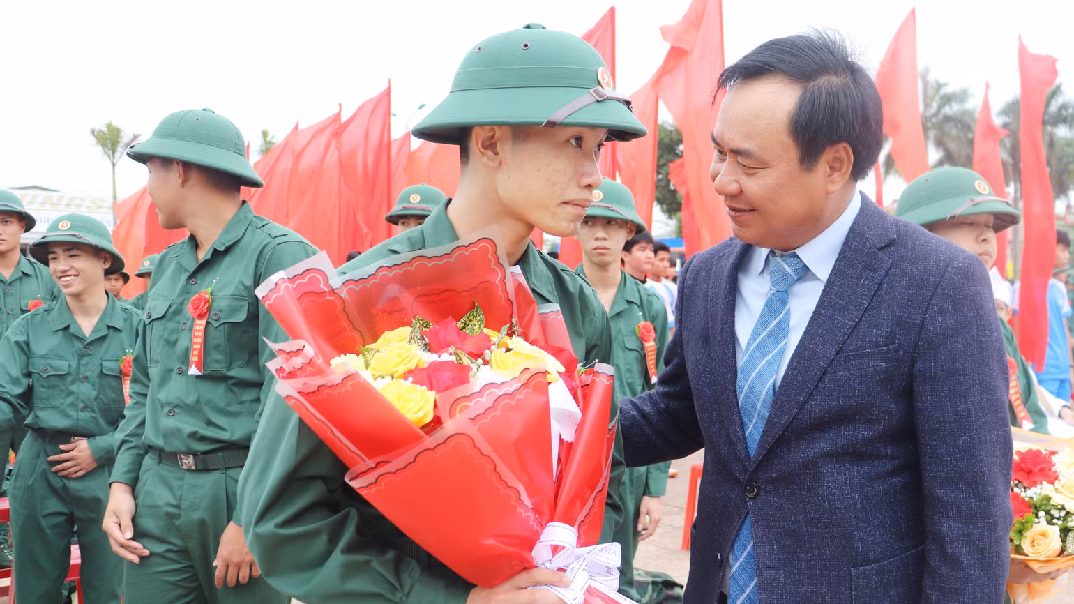 Lãnh đạo tỉnh Quảng Trị động viên các tân binh.
