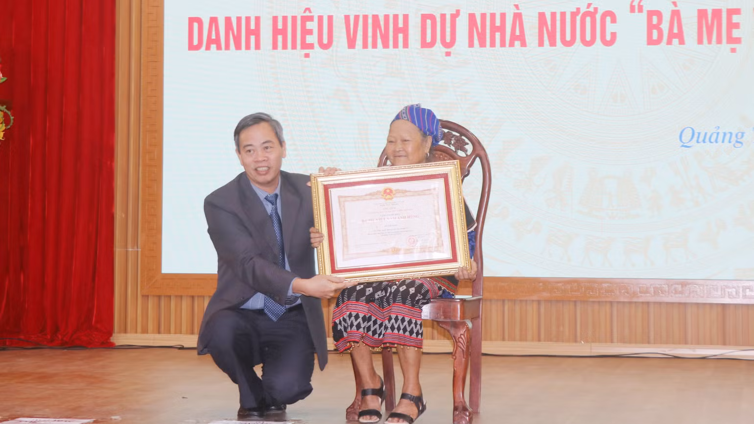 Phó Bí thư Thường trực Tỉnh ủy, Chủ tịch Hội đồng nhân dân tỉnh Quảng Trị Nguyễn Đăng Quang trao danh hiệu cao quý “Bà mẹ Việt Nam Anh hùng” cho mẹ Hồ Thị Neng. Phó Bí thư Thường trực Tỉnh ủy, Chủ tịch Hội đồng nhân dân tỉnh Quảng Trị Nguyễn Đăng Quang trao danh hiệu cao quý “Bà mẹ Việt Nam Anh hùng” cho mẹ Hồ Thị Neng.