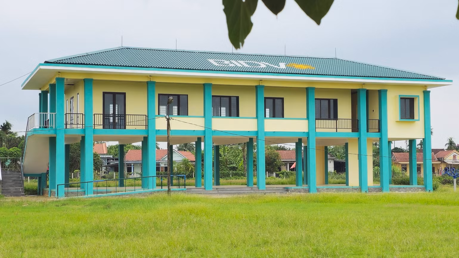 Nhà nhà văn hóa cộng đồng tránh lũ thôn Lam Thủy, xã Hải Hưng được xây dựng trong không gian rất đẹp, gần gũi khu dân cư.