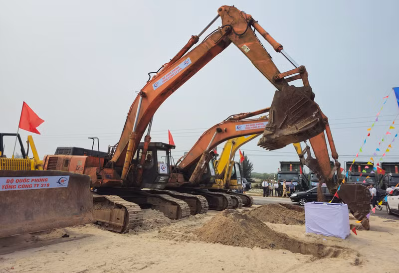 Khởi công xây dựng Khu bến Cảng nước sâu Mỹ Thủy. Khởi công xây dựng Khu bến Cảng nước sâu Mỹ Thủy.