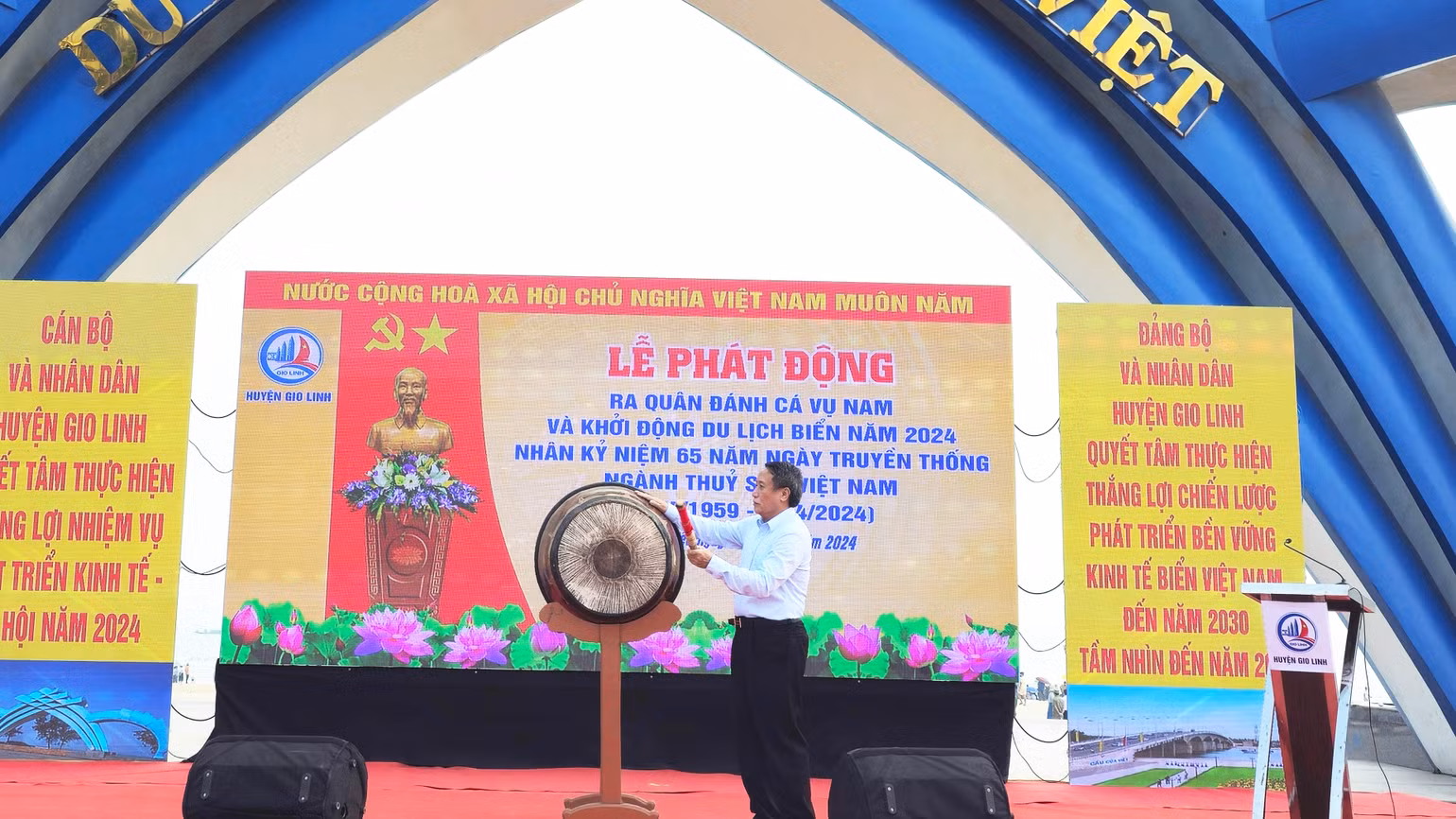 Phó Chủ tịch Thường trực Ủy ban nhân dân tỉnh Quảng Trị Hà Sỹ Đồng đánh trống phát lệnh. Phó Chủ tịch Thường trực Ủy ban nhân dân tỉnh Quảng Trị Hà Sỹ Đồng đánh trống phát lệnh.