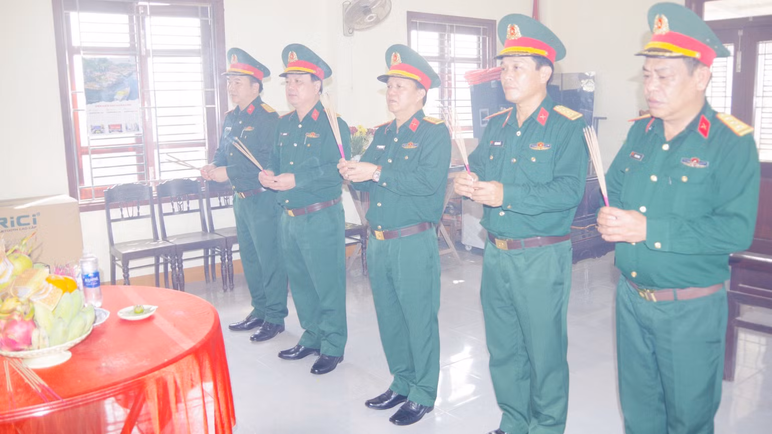 Đại tá Nguyễn Hữu Đàn, Chỉ huy trưởng Bộ Chỉ huy quân sự tỉnh Quảng Trị cùng đoàn công tác dâng hương, dâng hoa viếng các liệt sĩ; kiểm tra, chỉ đạo công tác tiếp tục tìm kiếm của Đội 584.