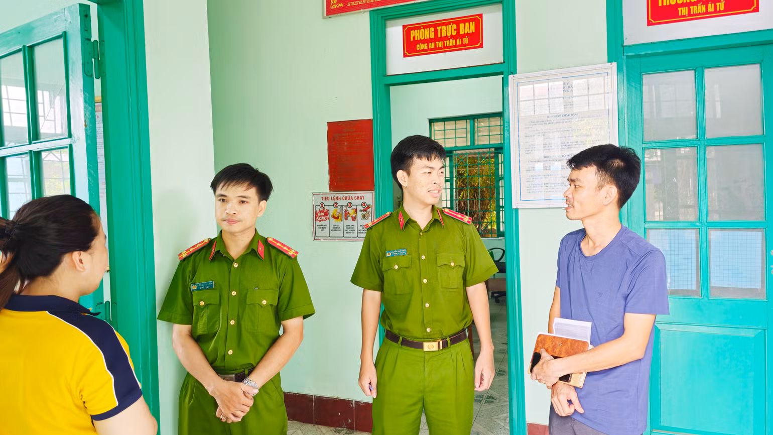 Công an thị trấn Ái Tử chủ động tiếp công dân, tạo điều kiện tốt nhất cho công dân. Công an thị trấn Ái Tử chủ động tiếp công dân, tạo điều kiện tốt nhất cho công dân.